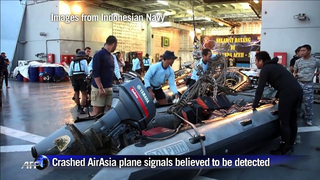 Indonesian divers try to raise AirAsia tail