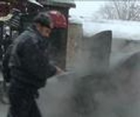 Yeni satın aldığı otomobil yanınca gözyaşlarını tutamadı