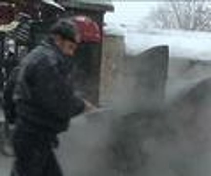 Yeni satın aldığı otomobil yanınca gözyaşlarını tutamadı