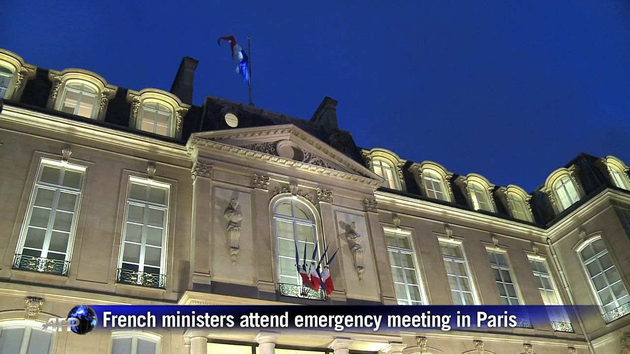 Emergency government meeting in Paris, hostage bodies removed