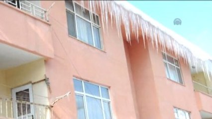 Çukurca'da Buz Sarkıtları Tehlike Saçıyor