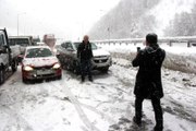 Kar Yağışı Bolu Dağı'nda Ulaşımı Etkiliyor (3)
