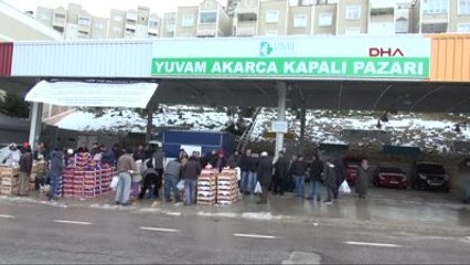 Kocaeli Pazar Kurulmasına İzin Verilmedi, Esnaf 6 Ton Meyve ve Sebzeyi Bedavaya Dağıttı