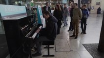 Marseille : un concours de piano à la gare St-Charles