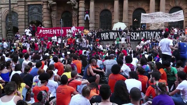 Brasileños protestan por suba de transporte