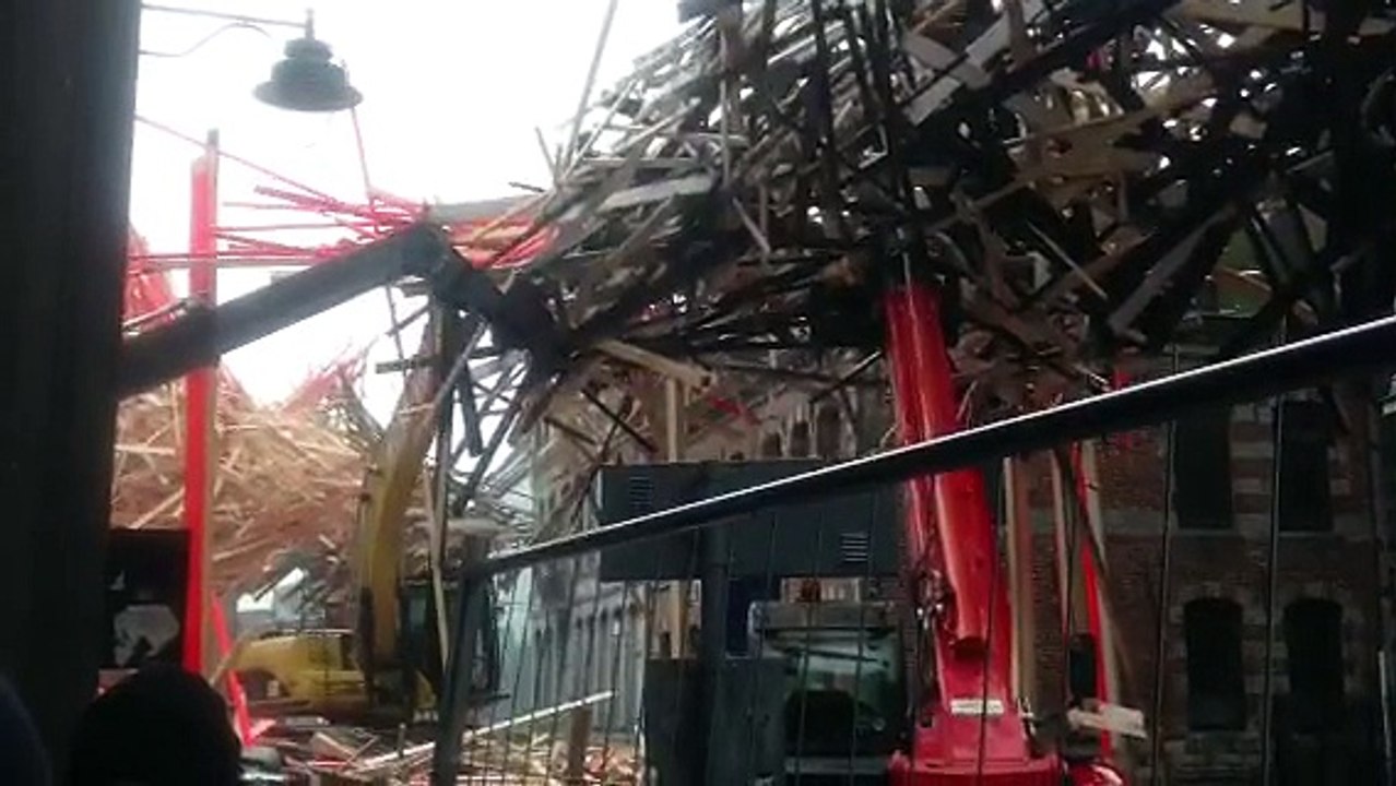 Démontage du Passenger d'Arne Quinze à Mons. Vidéo E. Ghislain