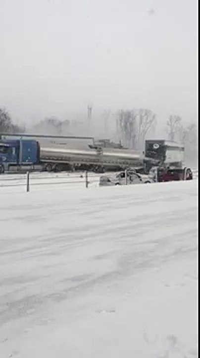 Carambolage de 150 véhicules à cause de la neige dont un camion de feu d'artifices
