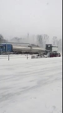 Carambolage de 150 véhicules à cause de la neige dont un camion de feu d'artifices