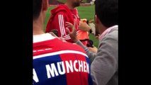 Así reacciona Guardiola cuando le piden firmar una camiseta de Barcelona