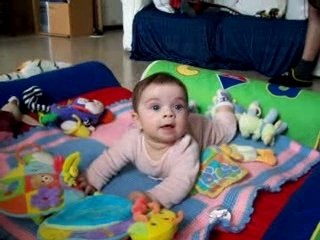 LOLA sur son tapis de jeux 100_6092