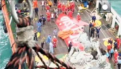 Катастрофа AirAsia: рятувальники не знайшли "чорних скриньок" у хвості лайнера