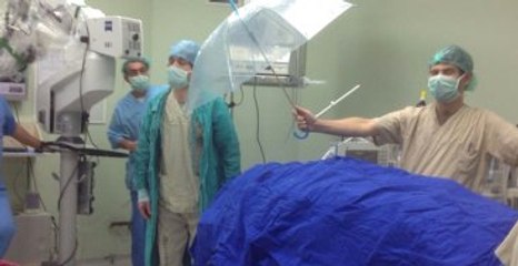 Doktorlar, Damlayan Sudan Hastayı Korumak İçin Şemsiye Tuttu