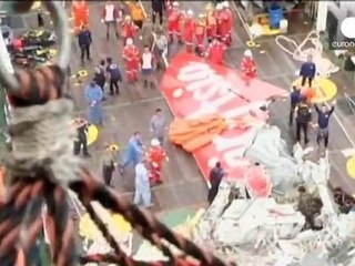 Kiemelték a tengerből az AirAsia utasszállító farkát