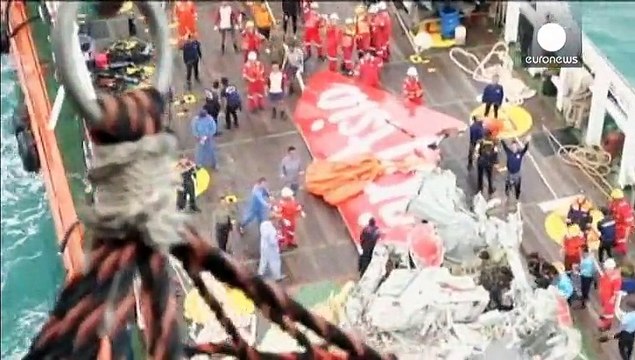 Indonesian search team raises tail of crashed AirAsia plane, no black box found