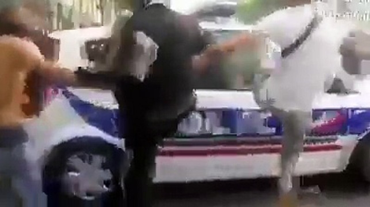 فرانس کے مسلمانوں کا مسجدوں کے جلاوں گیھراوں کے خلاف مظاہرے میں نقاب پوش لڑکوں کا پولیس پر پرتشدد دوا