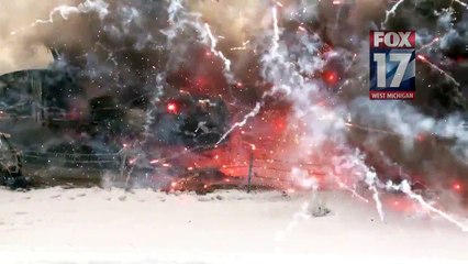 Télécharger la video: Truck Carrying Fireworks Explodes on Michigan Highway during massive pile-up