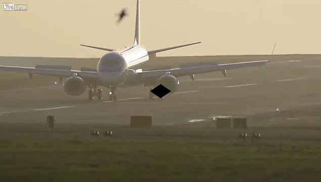 Watch dangers plane landing _ Polit struggle to land the Plane in storms at Leeds Bradford Airport.