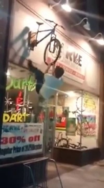 Monter sur un vélo qui sert d'enseigne