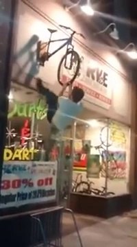 Monter sur un vélo qui sert d'enseigne