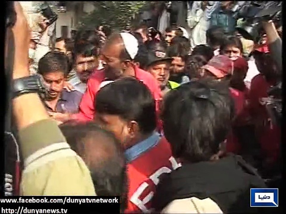 Dunya news - Fiery bus-tanker collision claims 59 lives in Karachi