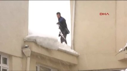 Bursa - Çatıda Korkutan Temizlik