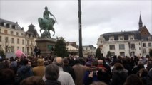 Charlie Hebdo : À Orléans, des centaines de ballons lâchés pour rendre hommage aux victimes