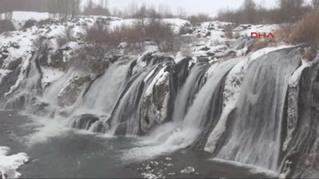 Van Muradiye Şelalesi Kısmen Dondu