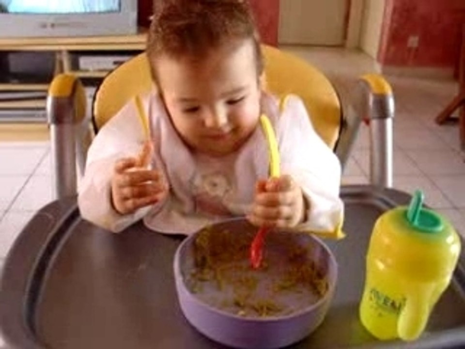 22-02 Je mange tout seul