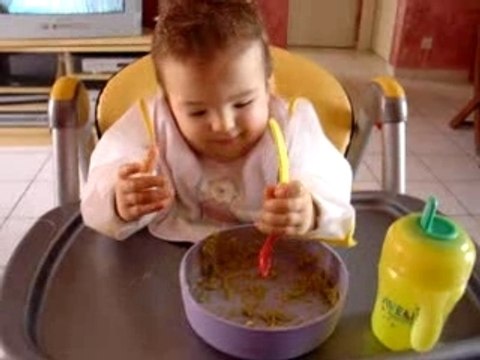 22-02 Je mange tout seul