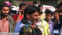 Dunya News - Karachi: 59 die, several injured as bus collides with oil tanker