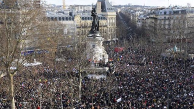 Paris'teki Yürüyüşe Katılım Her Saat Artıyor