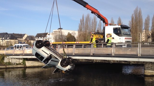 Une voiture repêchée dans le port