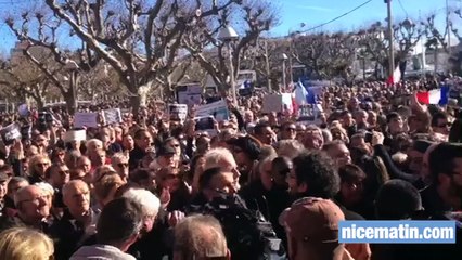 Des milliers de personnes à Cannes en hommage à Charlie