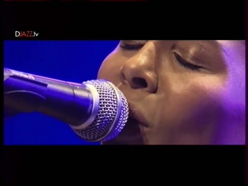 Ayo en concert au théâtre Bobino (2012)