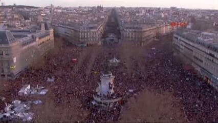 Paris'te Cumhuriyet Meydanına İnsan Akını