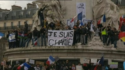 Une heure avant le début de la marche républicaine, la foule afflue sur la place de la République