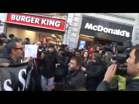 Fransa’ya destek yürüyüşünde olaylar çıktı