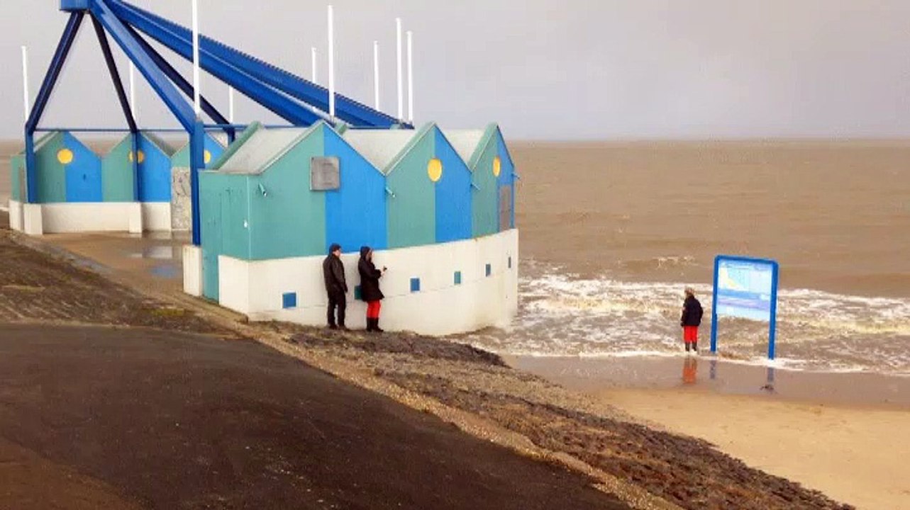 Beelden: Hoogwater trekt toeschouwers naar Delfzijl - RTV Noord