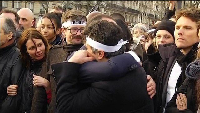 Marche républicaine: Hollande embrasse les familles et les proches des victimes