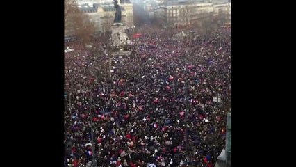 La place de la République de Paris noire de monde