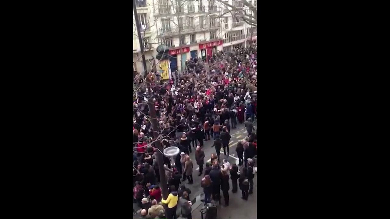 À Paris le cortège progresse vers Charonne sur le boulevard Voltaire