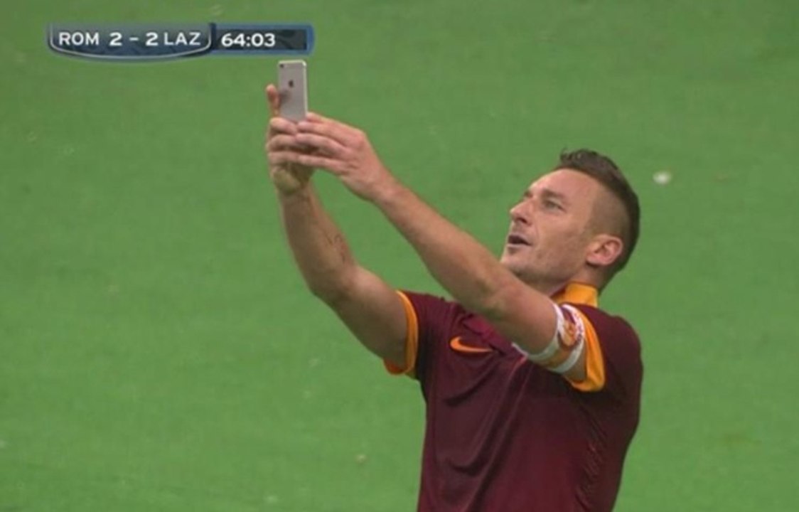 Francesco Totti prend un selfie sur le terrain après avoir marqué contre la Lazio de Rome