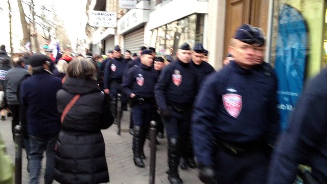 Marche républicaine : les policiers applaudis