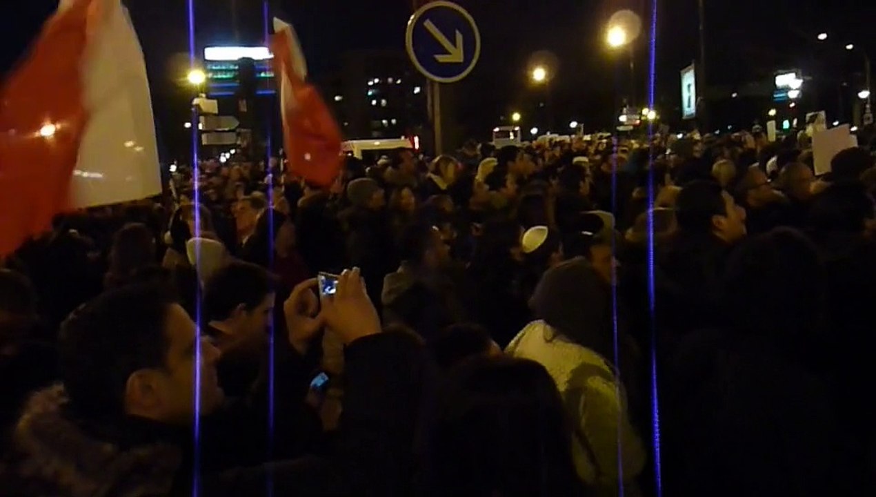 Chants et applaudissements de la LDJ devant l'hyper-casher