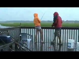 قناة الخط الأخضر | فتاة أرادت إصطياط سمكة صغيرة فعلق سمك قرش ضخم في سنارتها