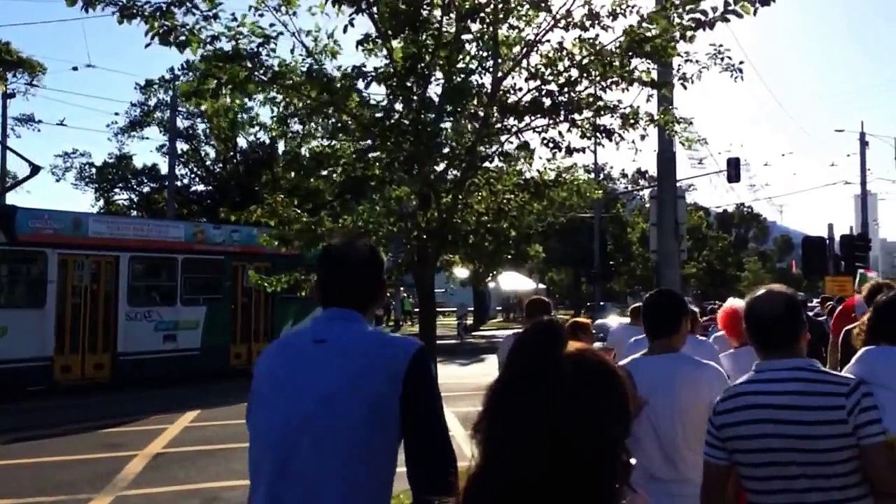 ورود هواداران ایران به استادیوم ملبورن قبل از شروع بازی ایران بحرین جام ملت های آسیا 2015‬