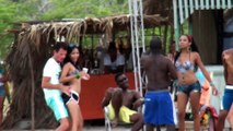 Voyage Salsa Aout 2014.Les stagiaires dansent avec les familles cubaines à la plage. Ca balance à la plage