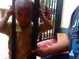 Criança fica com a cabeça presa na grade de um portão