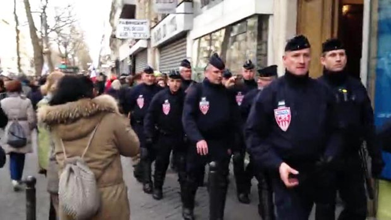 Gendarmes applaudis lors de la marche républicaine ! 11/05/2015