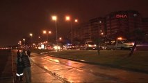 İzmir Yağmurda Kayan Minibüs Denize Uçtu, Sürücü Kurtuldu